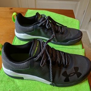 Under Armour Charged Legend Mens 9.5